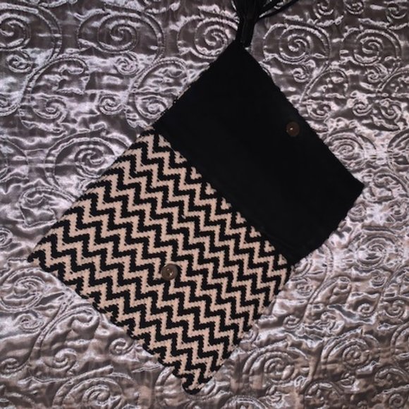 Sol Woven Zig Zag Foldover Black/White - Picture 5 of 6